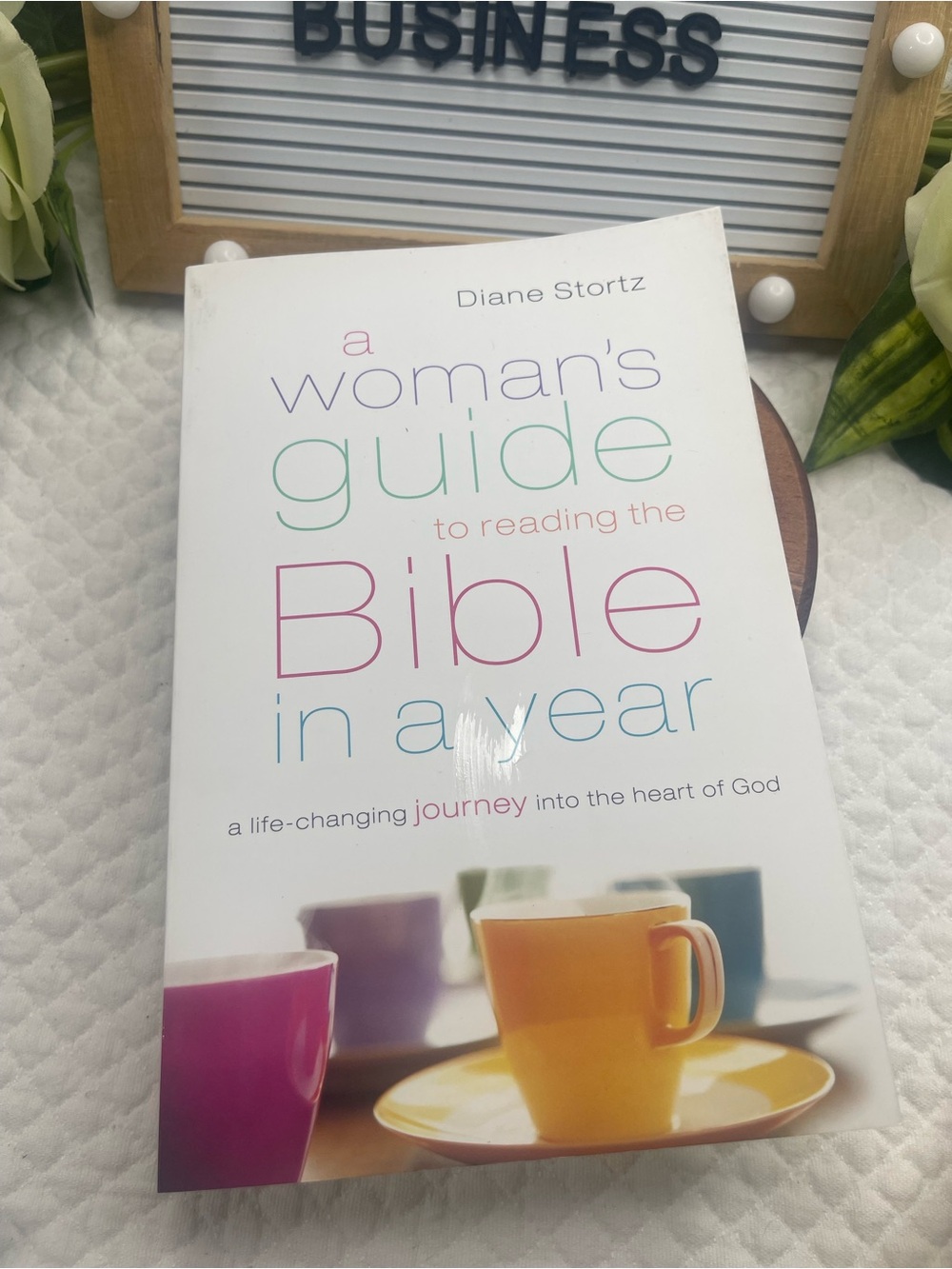 A Woman's Guide to Reading the Bible in a Year - White